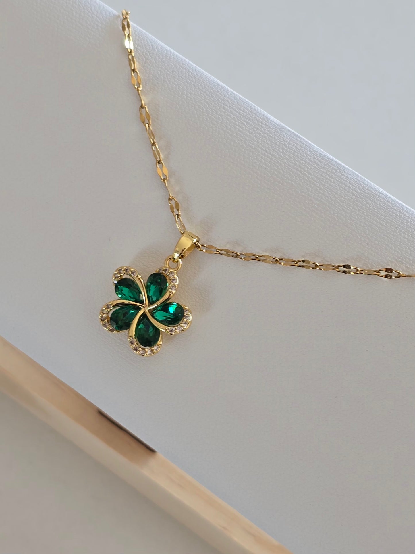 chaine dorée fine avec pendentif fleur verte scintillante