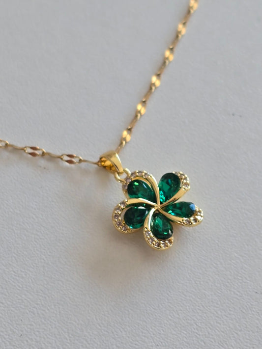 bijou symbolique doré avec pendentif fleur verte lumineuse