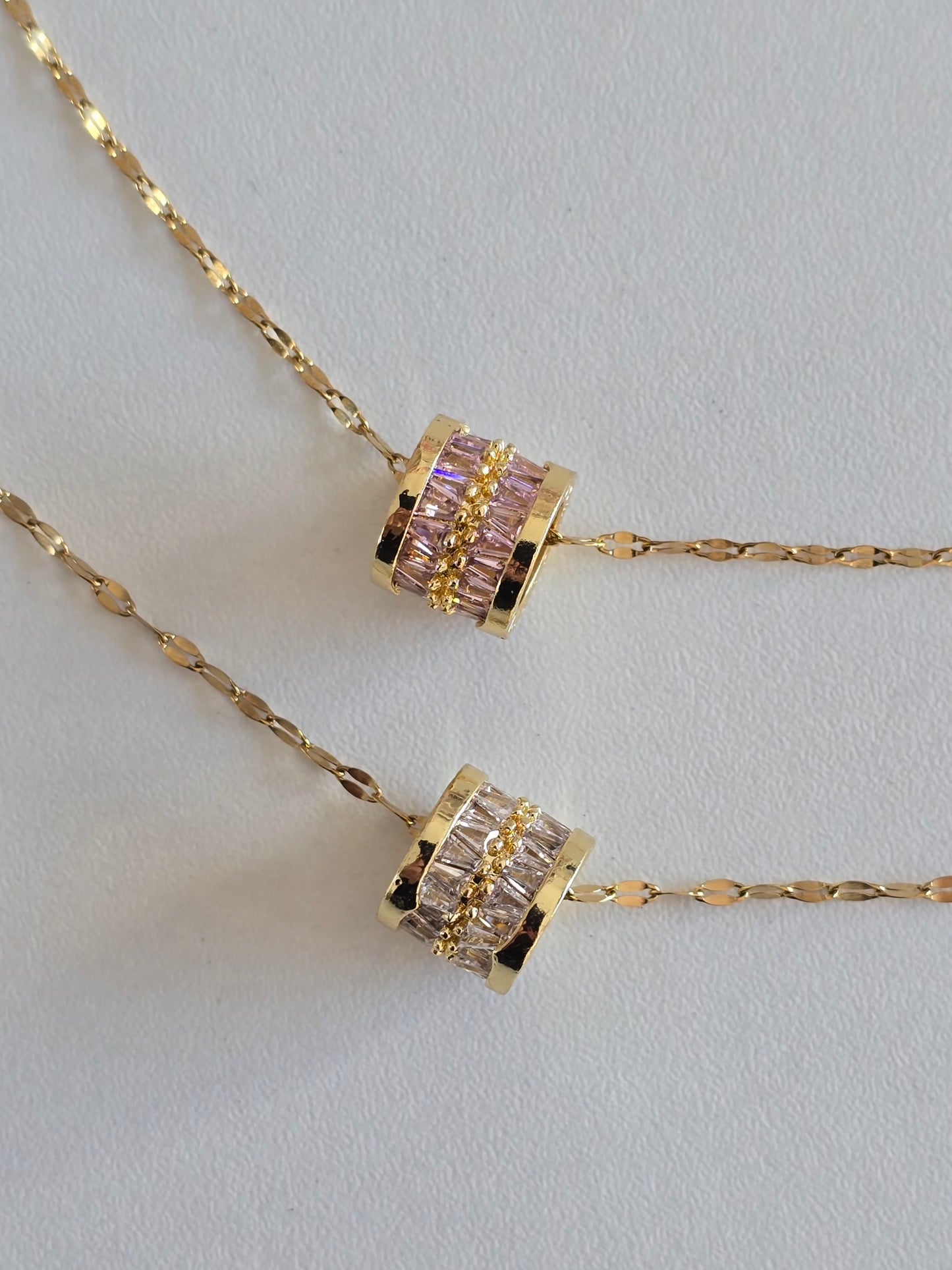 collier Lyra doré en acier inoxydable avec pendentif cylindre serti de pierres