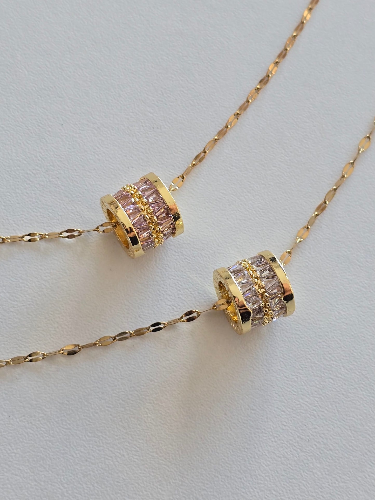 pendentif cylindre du collier Lyra avec gravure "be loved"