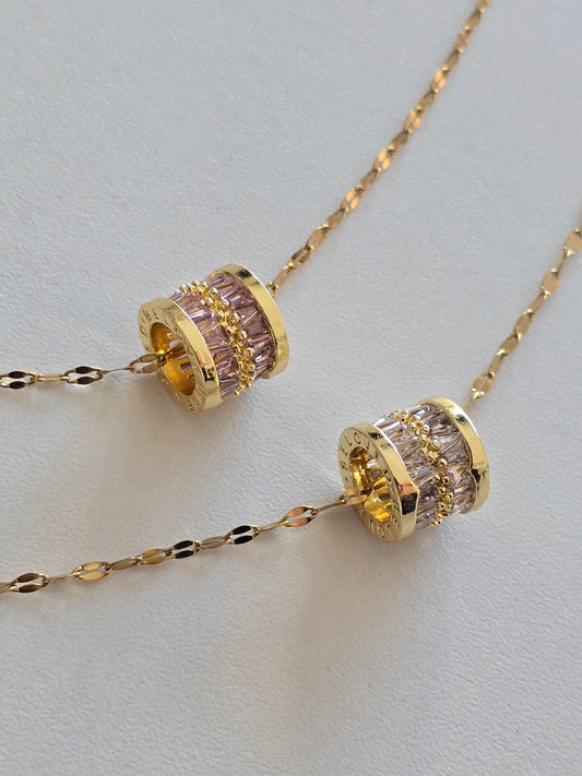 chaîne fine dorée avec pendentif élégant cylindrique orné de cristaux