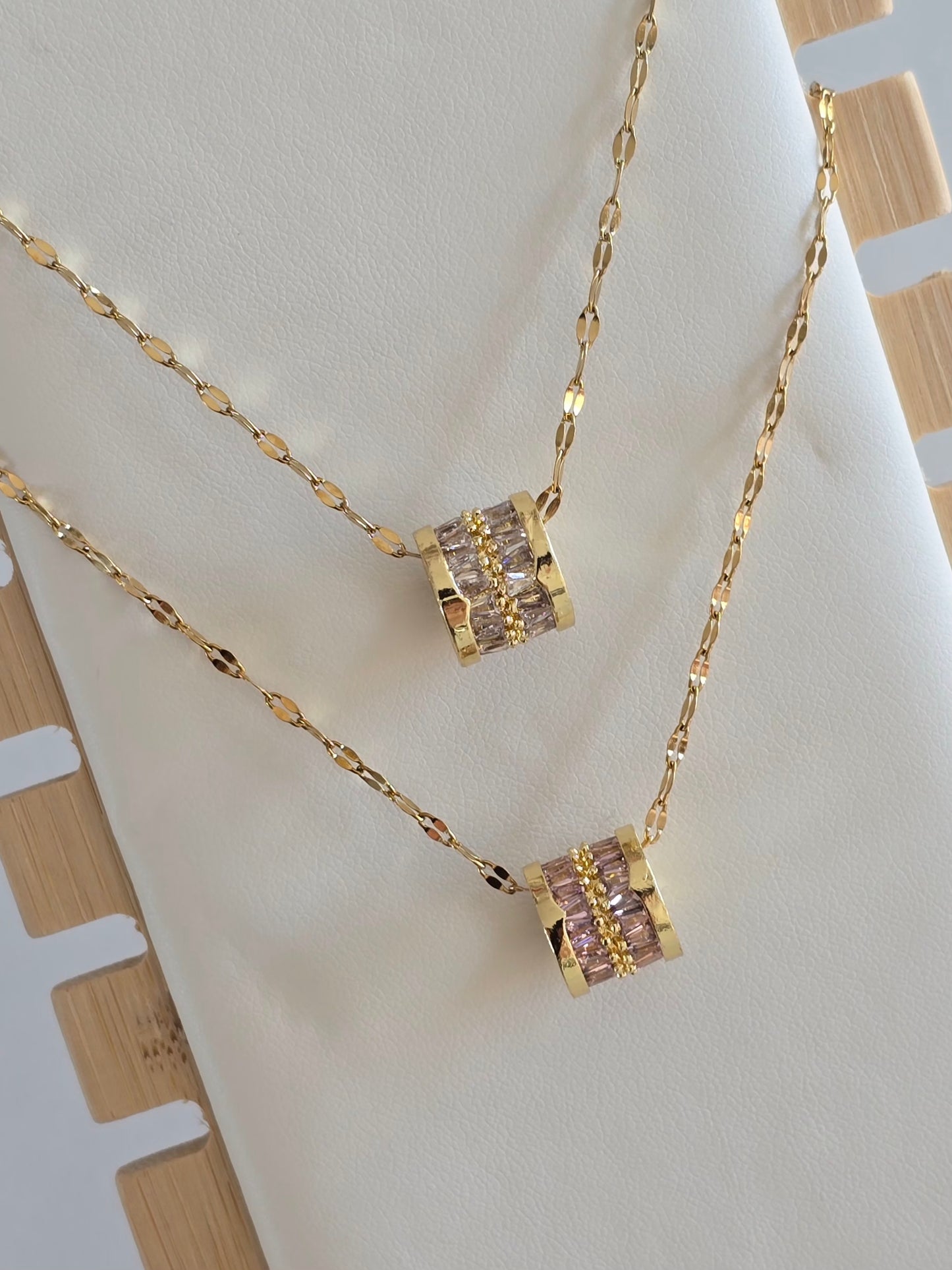 bijou raffiné en acier inoxydable doré, collier Lyra avec pendentif cylindre