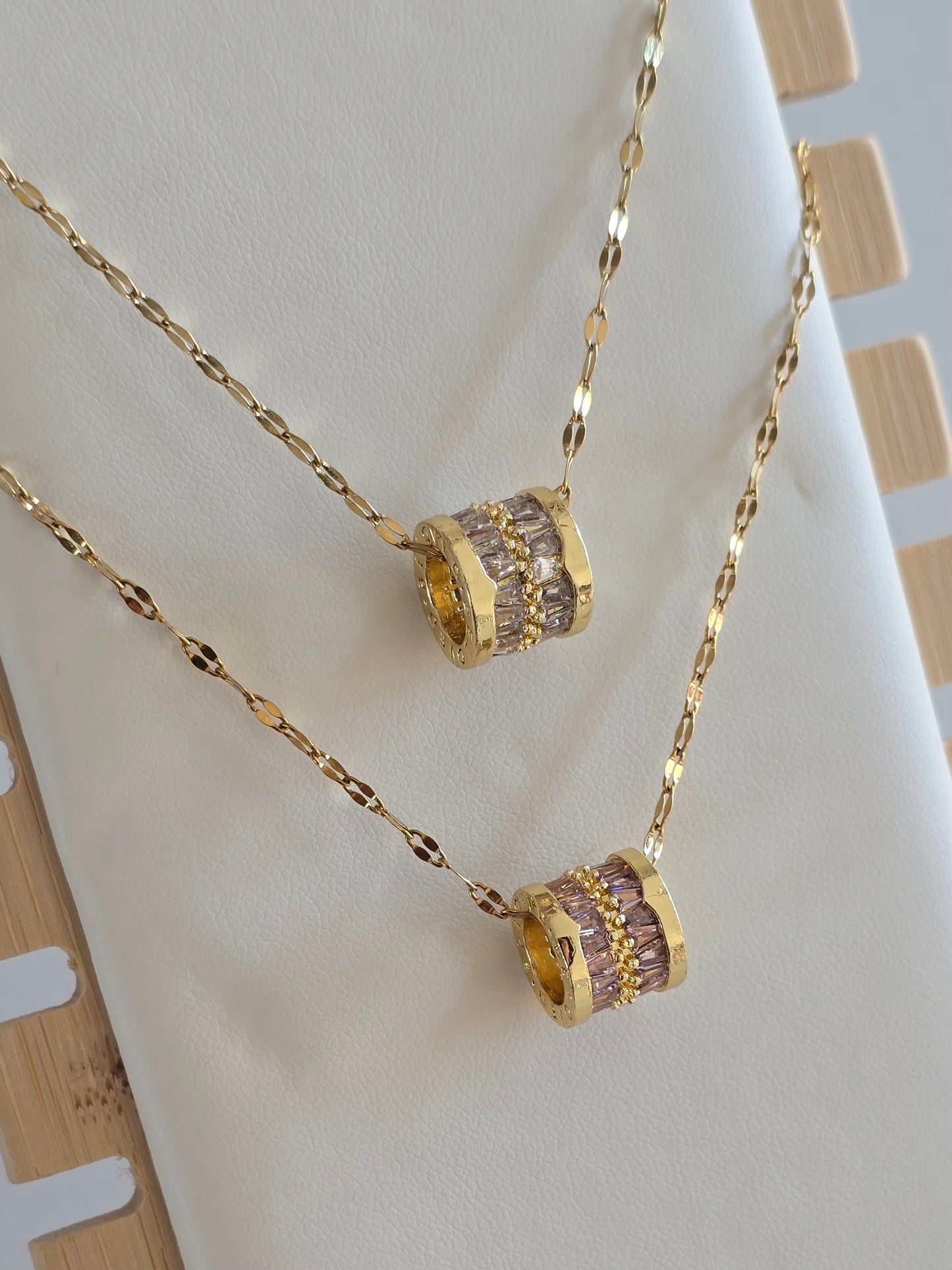 collier doré féminin et moderne avec pendentif scintillant Lyra