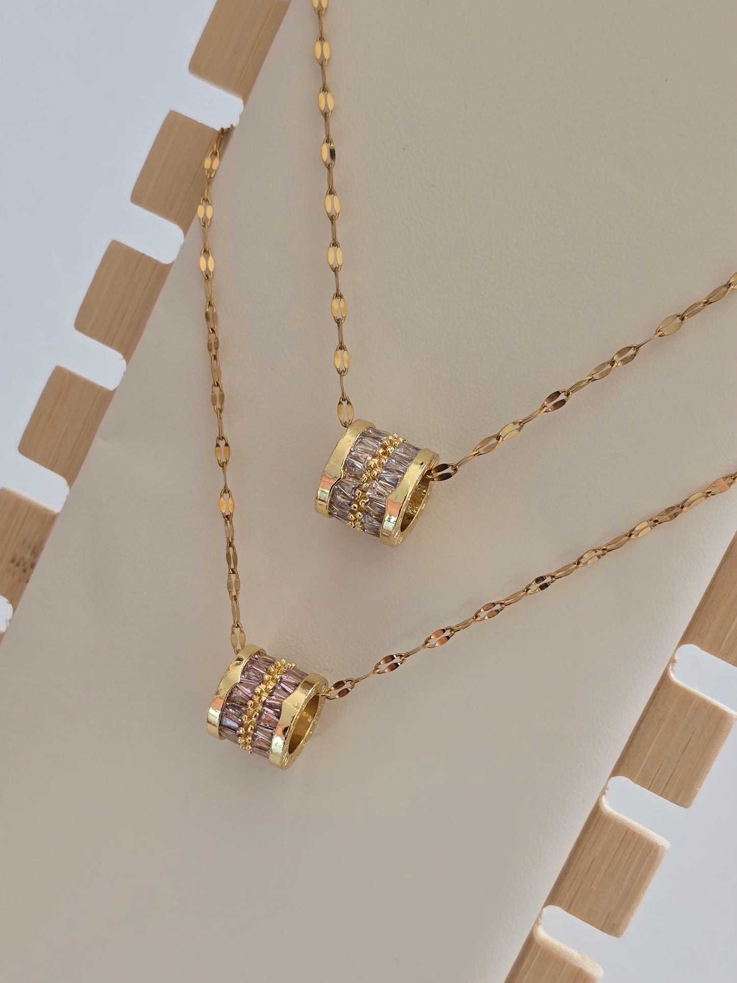 collier léger et élégant Lyra avec chaîne fine et pendentif doré gravé.