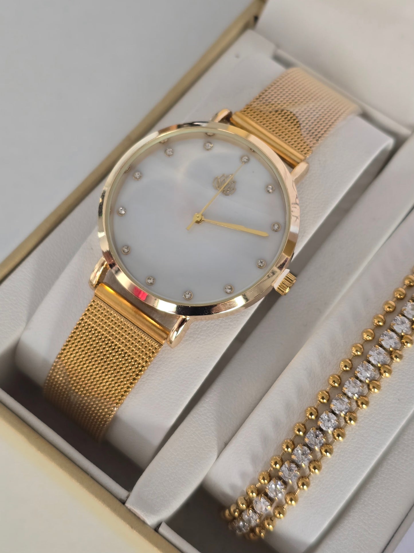 Montre Calista dorée élégante avec bracelet ajustable et boucles coeur strass