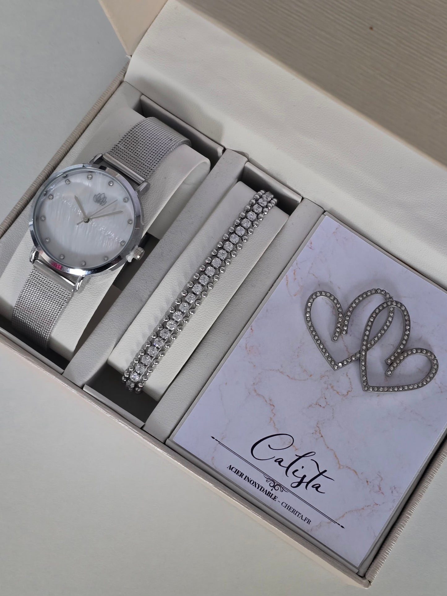 Coffret Calista argenté avec montre élégante, bracelet raffiné et boucles scintillantes