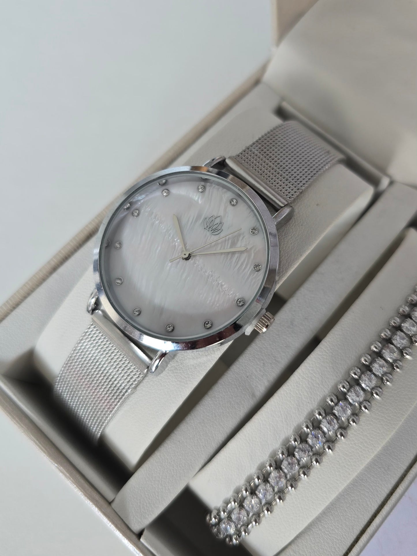 Bijoux Calista argentés : montre irisée, bracelet scintillant et boucles d'oreilles coeur