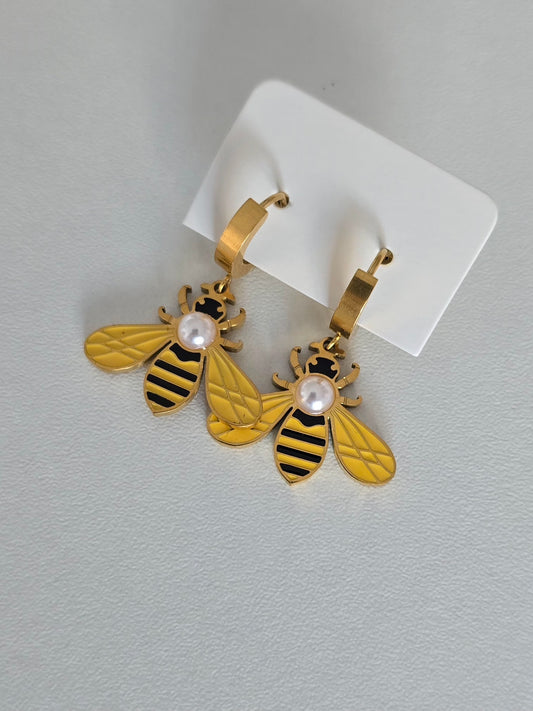 créoles dorées avec pendentif abeille et perle nacrée