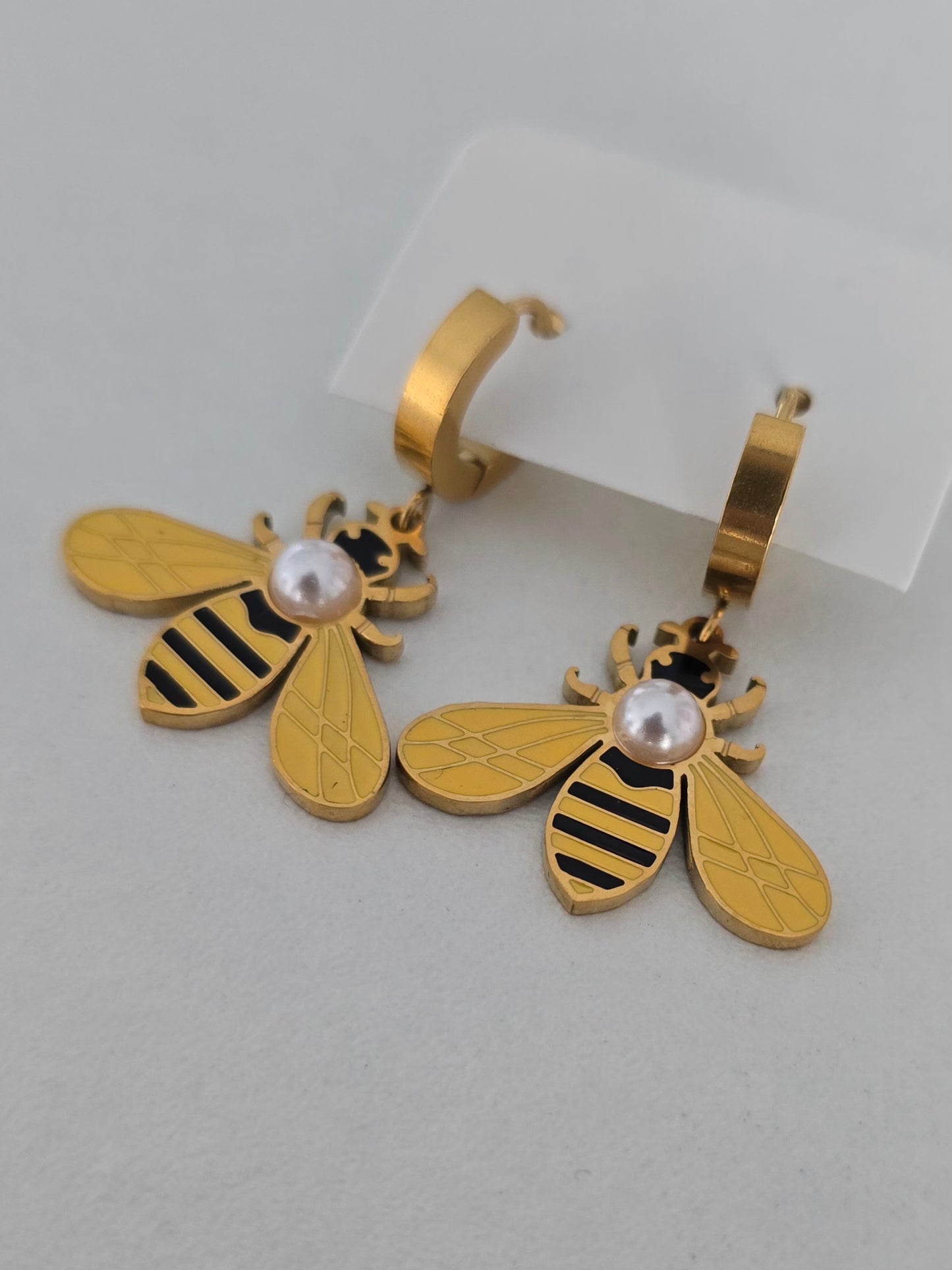 bijou doré pour femme, créoles avec abeille stylisées