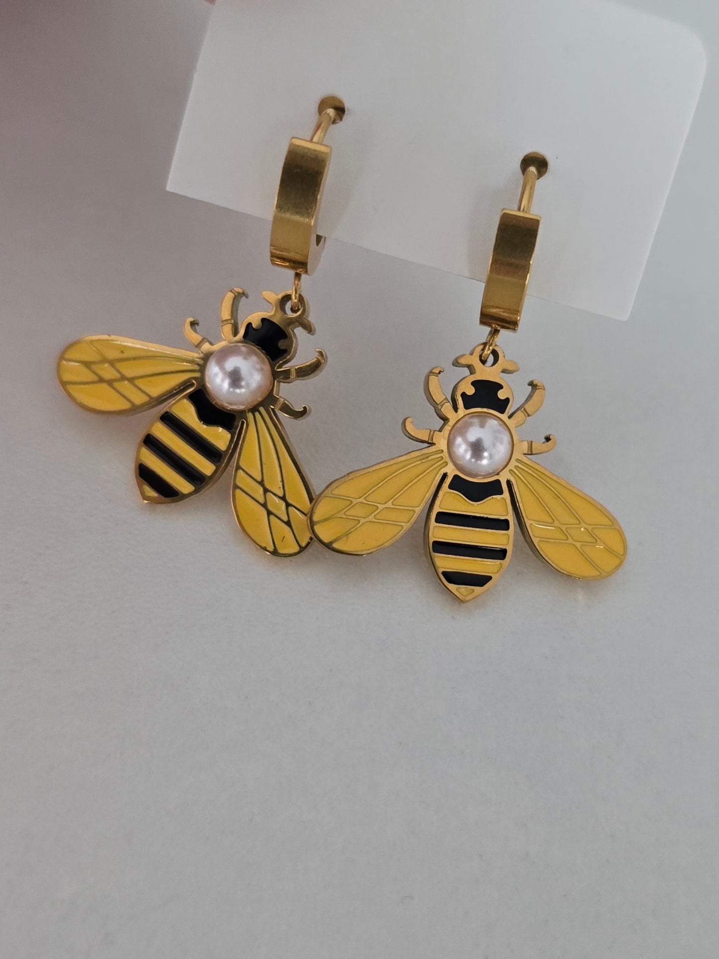 paire de boucles d'oreilles dorées avec abeille et perle nacrée