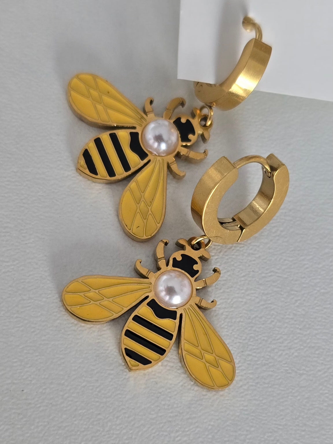 Boucles d'oreilles Sunny dorées en acier inoxydable avec pendentif abeille