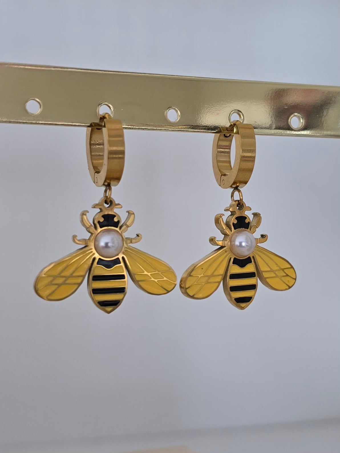 boucles créoles dorées avec pendentif abeille détaillé