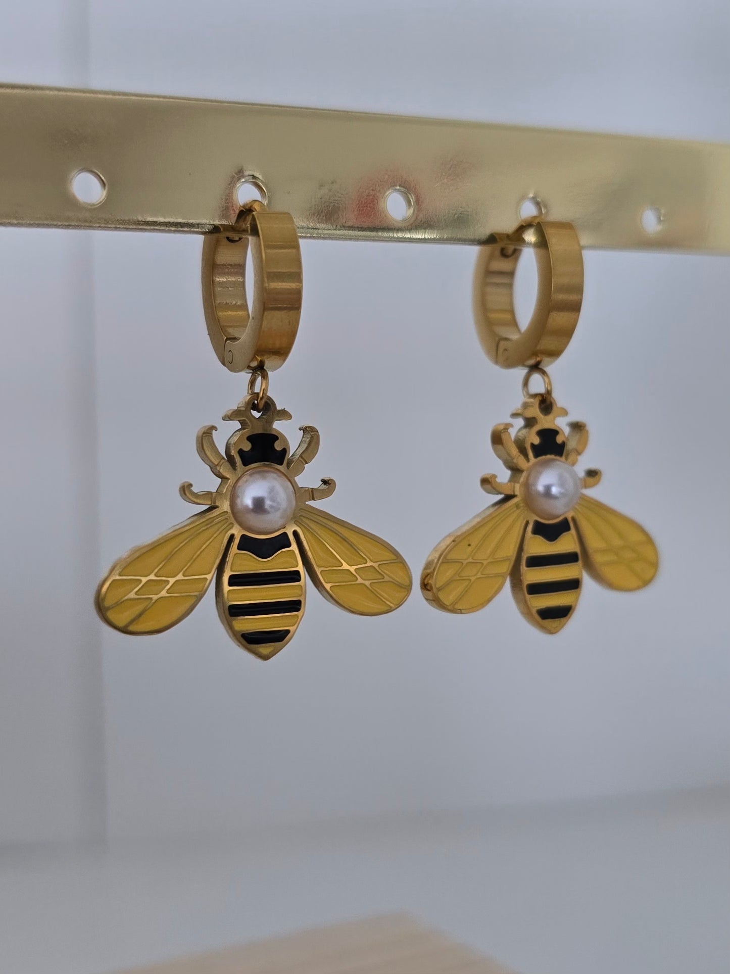 boucles pendantes avec créoles dorées et motif abeille