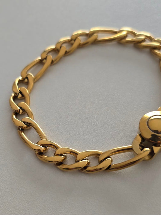 Détail de la chaîne en acier inoxydable doré du bracelet Atlas