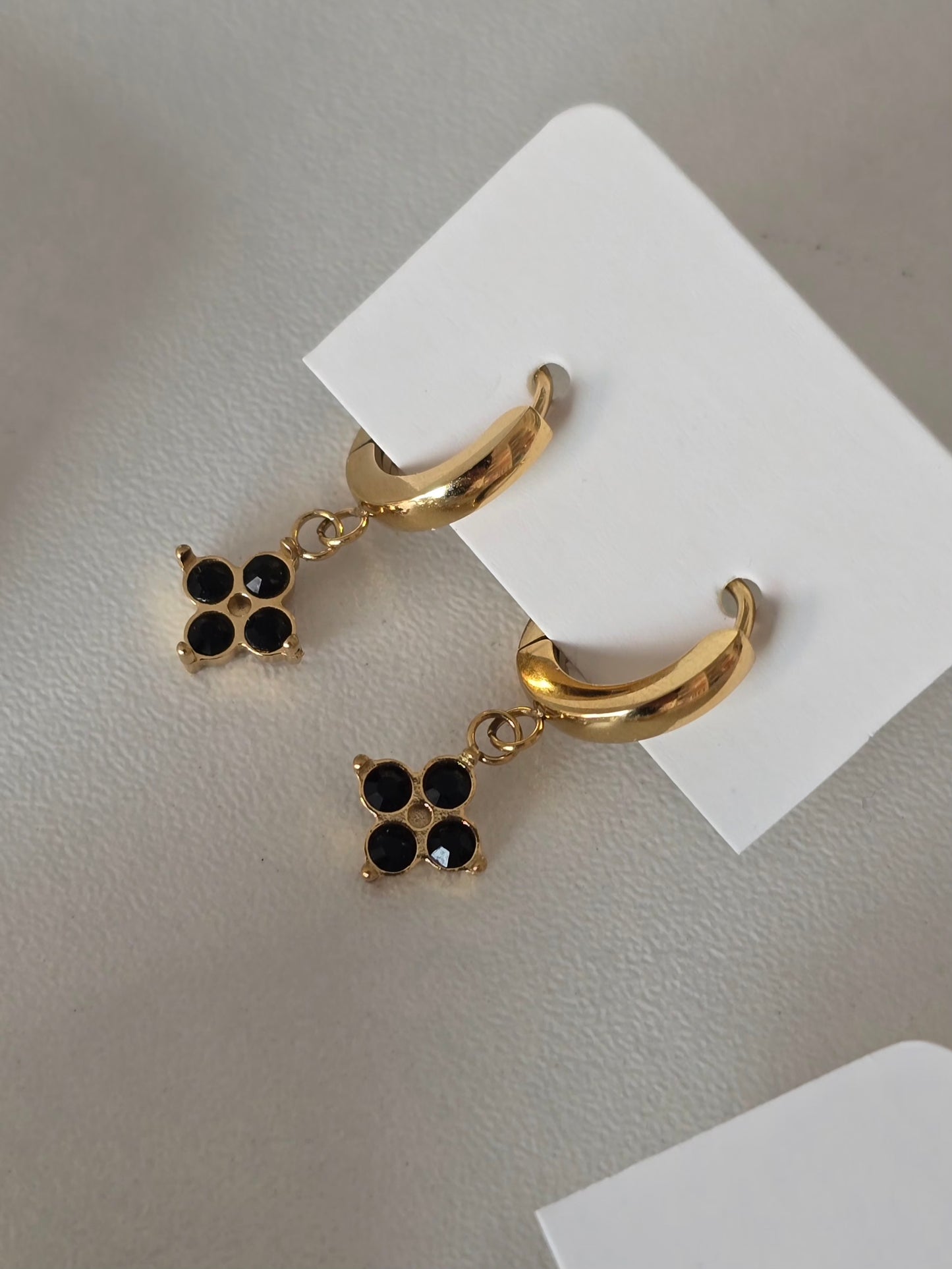 Boucles d'oreilles créoles étoile noir en acier inoxydable
