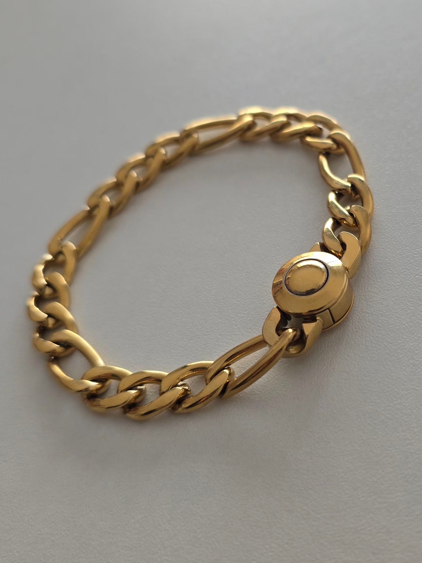 Bracelet Atlas fermé avec fermoir à bouton poussoir sécurisé