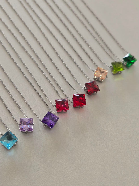 Photo montrant la chaîne argentée et pendentif Lunéa