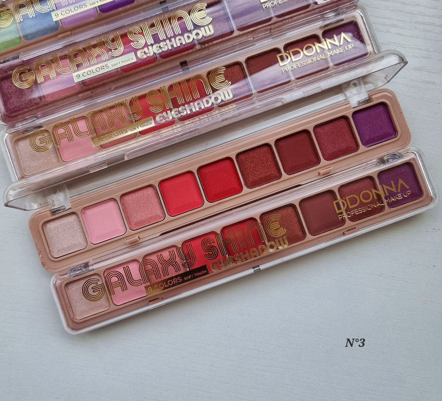 Palette d'ombres à paupières rose, rouge, bordeau