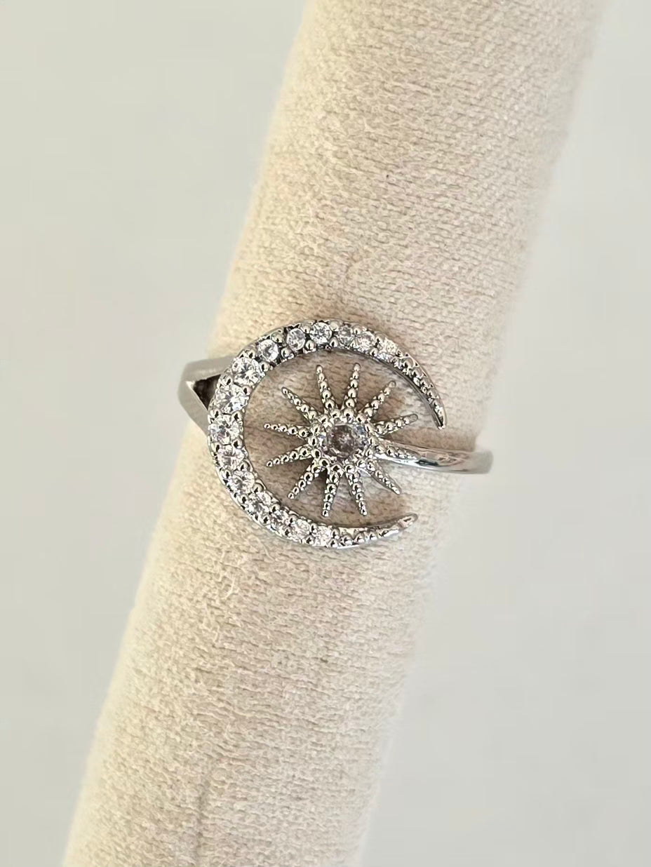 La bague Lunara en argenté avec design soleil et lune