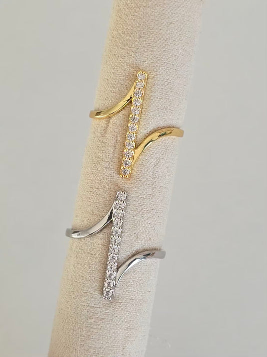 Gros plan sur les strass argentés de la bague Linéa