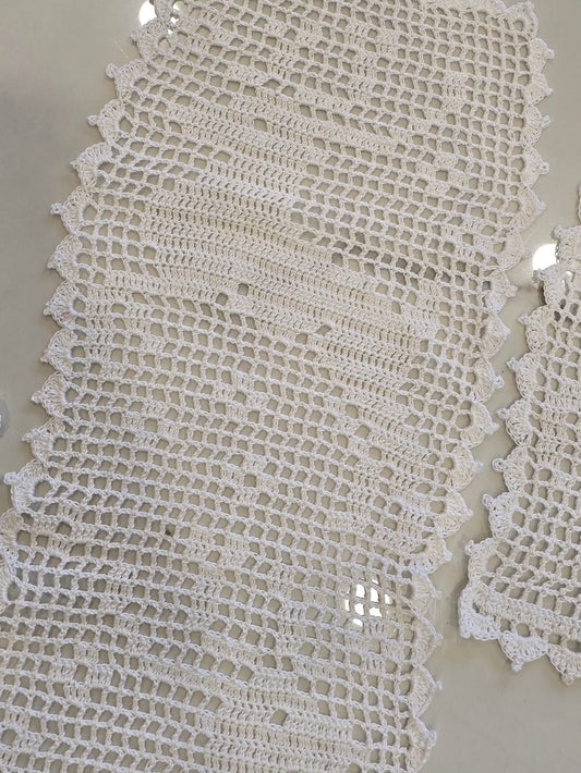bordures festonnées réalisées au crochet blanc