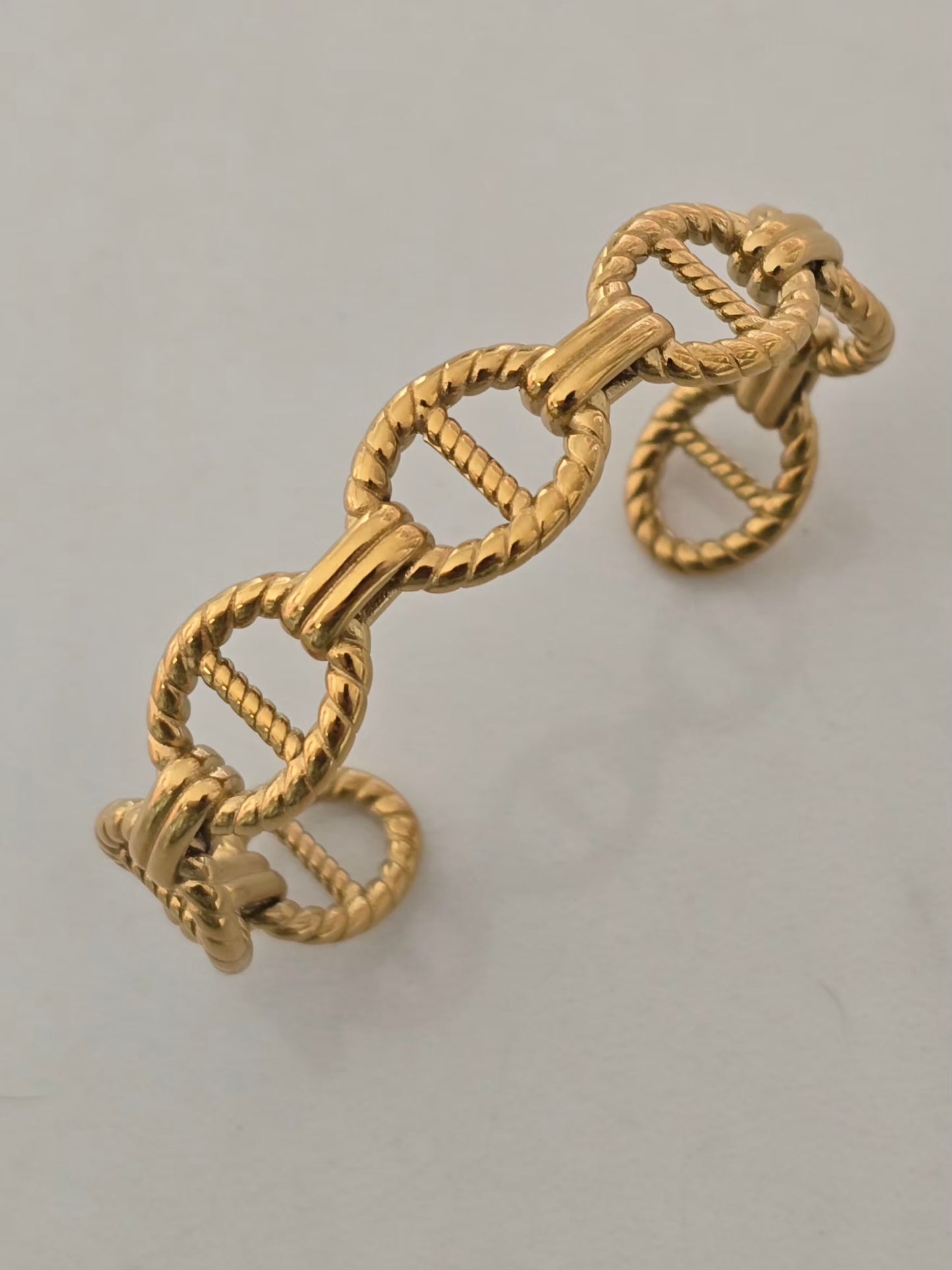 Bracelet Maëlys doré en acier inoxydable au design moderne.