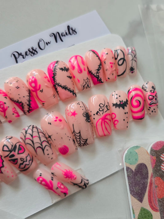 Capsules d'ongles roses décorées à la main avec motifs Halloween noirs et roses - Press On Nails réutilisables.