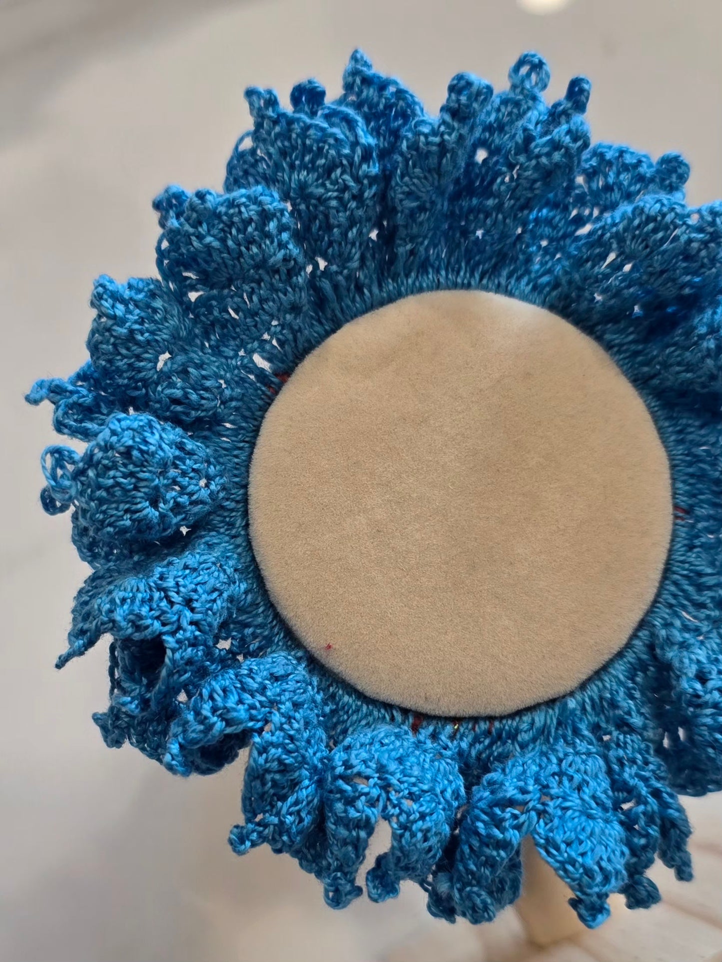 Chouchou bleu élégant en crochet fait main.