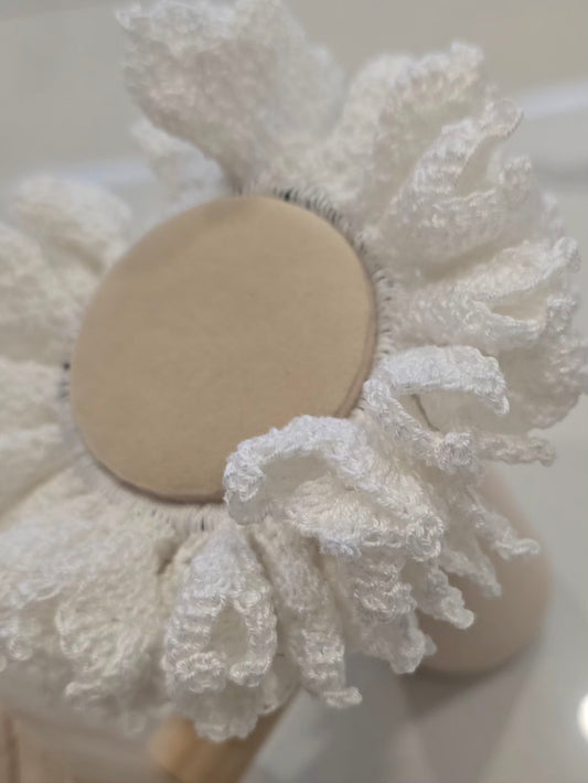 Chouchou blanc froufrou en crochet artisanal.