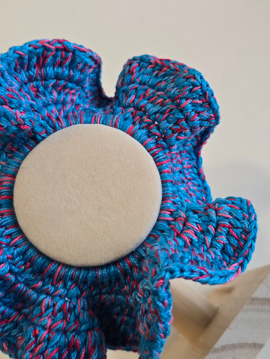 chouchou bleu rose peut être porté au poignet comme accessoire