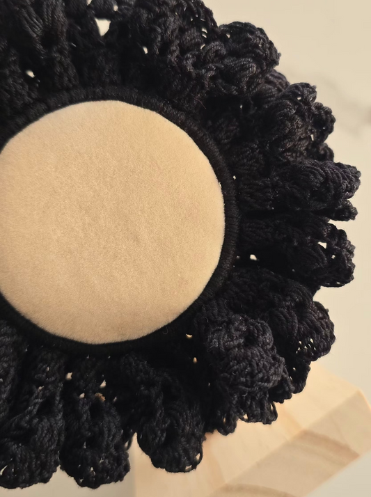 Chouchou noir artisanal fait main en crochet