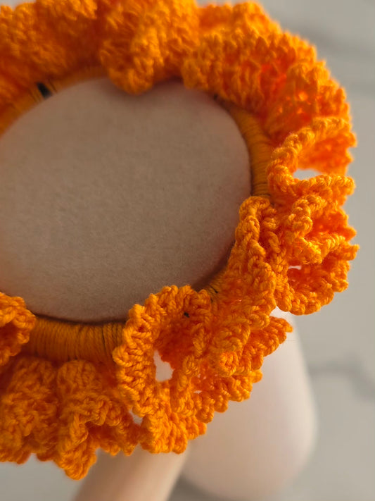 chouchou orange en crochet vu de profil avec volume léger
