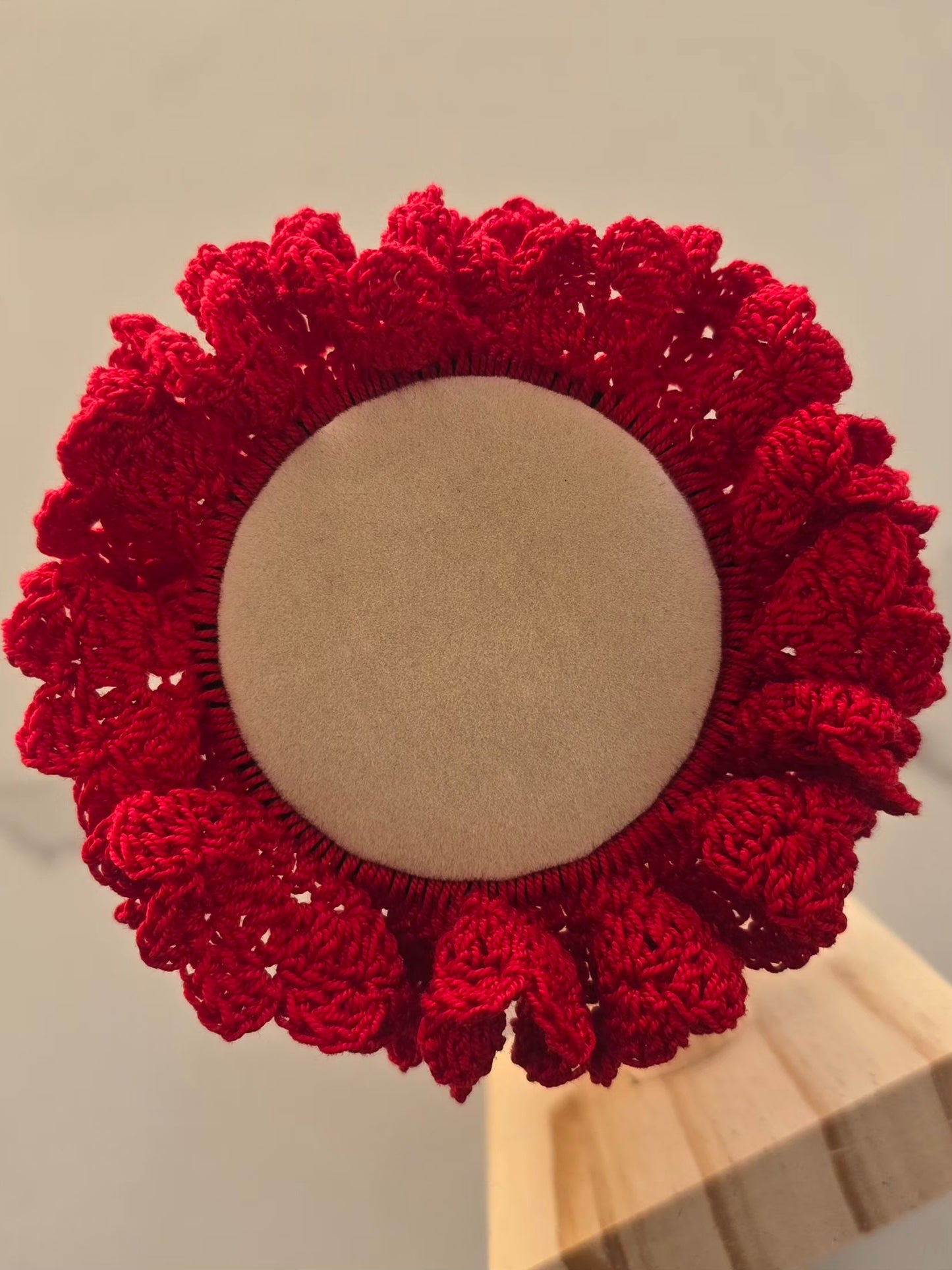 Chouchou rouge en crochet artisanal