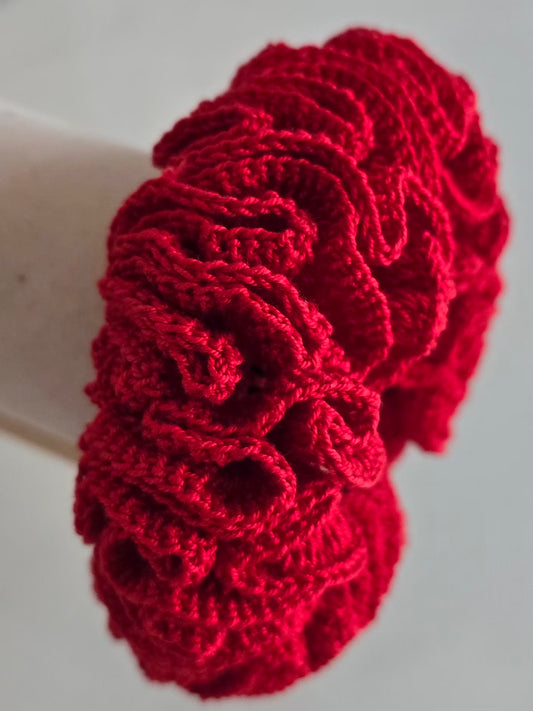Détail des froufrous du chouchou XL rouge en crochet artisanal