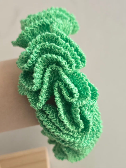 Chouchou vert artisanal avec froufrous volumineux en crochet
