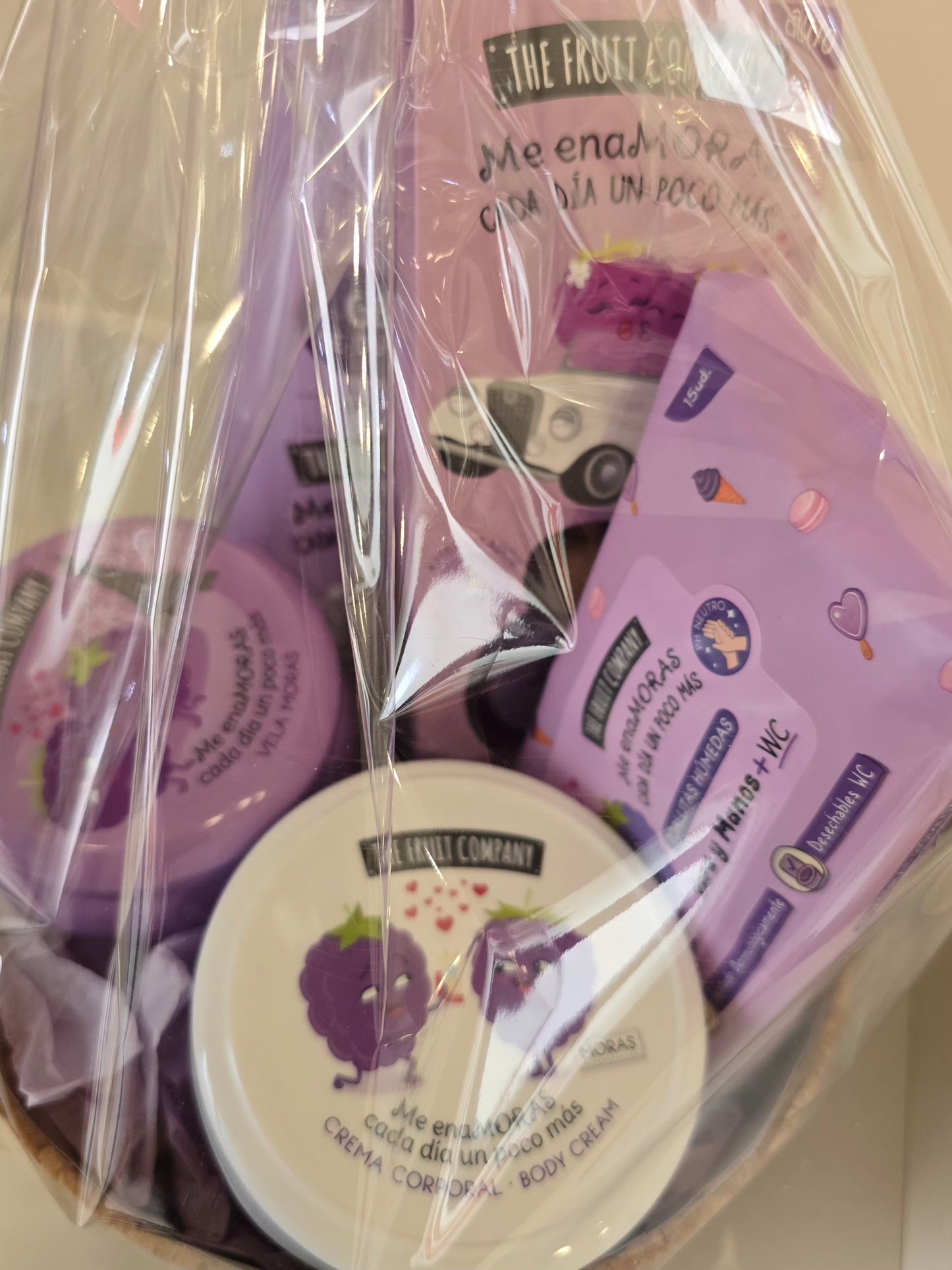 Coffret cocooning parfum mûre avec bougie parfumée et soins pour le corps.