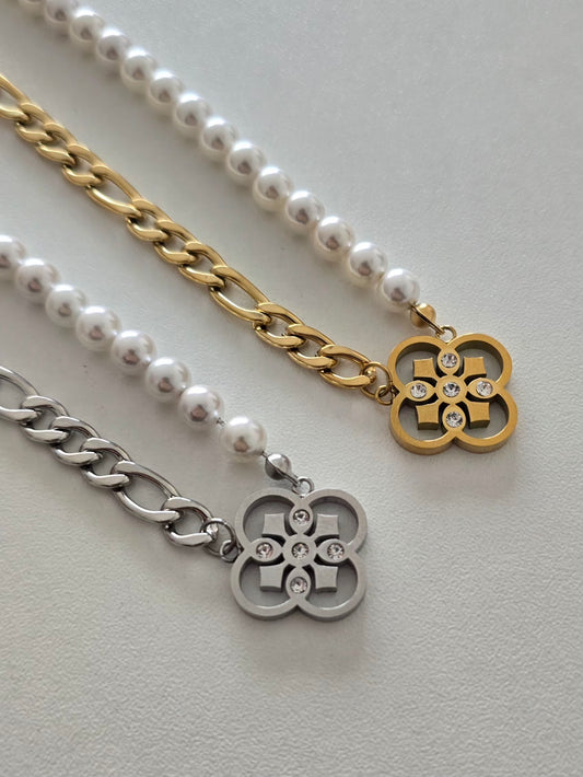 Gros plan sur le pendentif élégant du collier Allegra