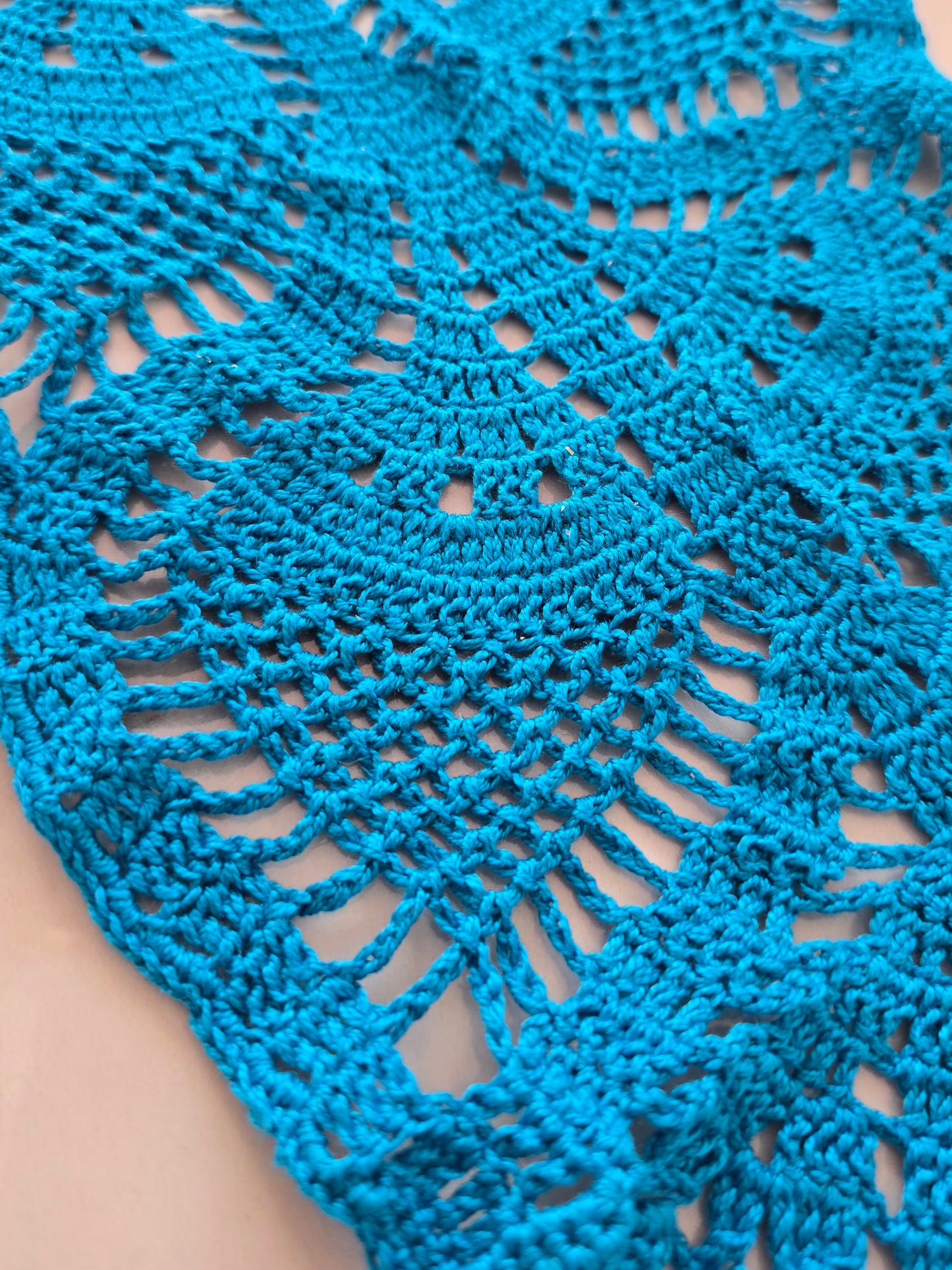 création artisanale crochetée à la main, couleur bleue éclatante.