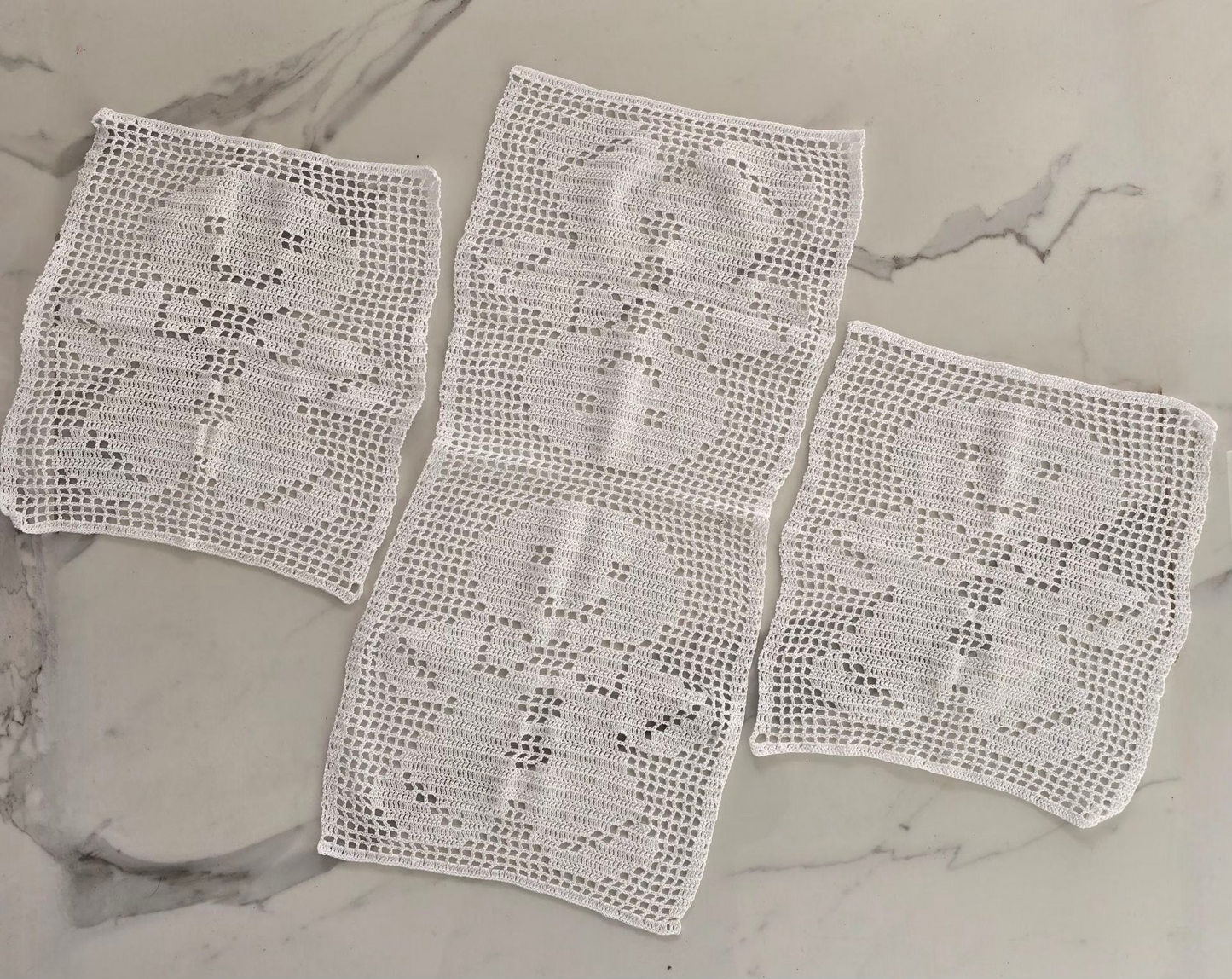 Décoration de table avec napperons blancs en crochet fait main