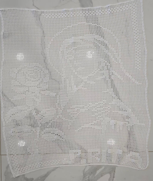 Détail du motif Sainte Rita réalisé au crochet en fil de coton
