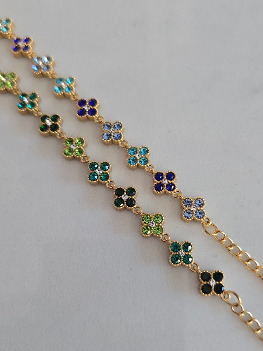 Deux bracelets Princesa dorés, modèles vert et bleu