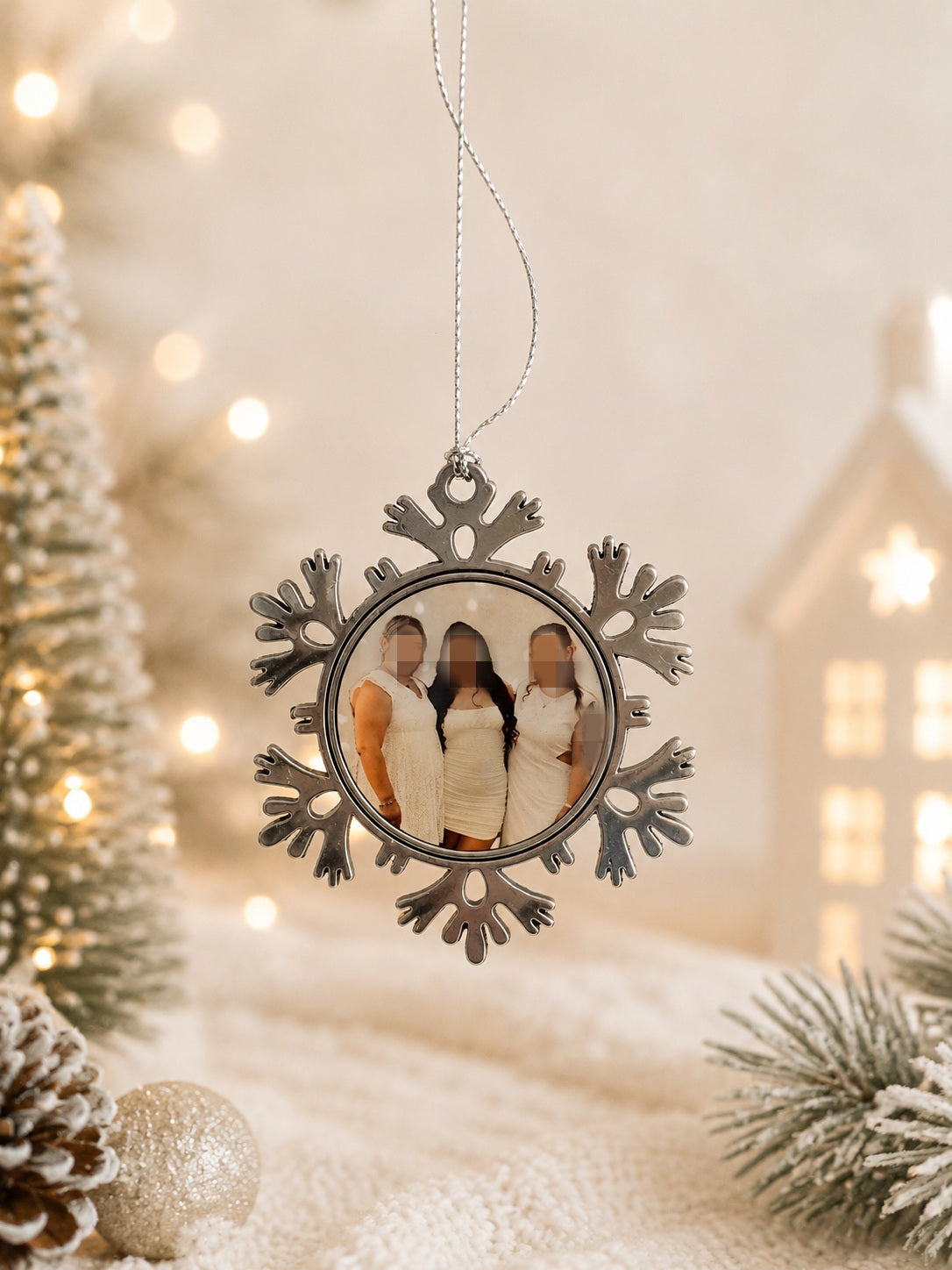 Flocon de Noël personnalisé en métal avec photo, présenté à plat pour montrer les détails de la finition.