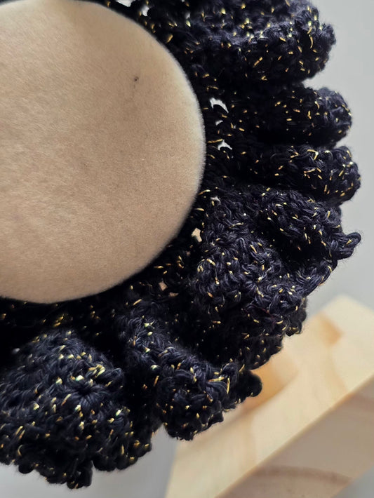 Détail du fil en coton, chouchou en crochet noir et doré