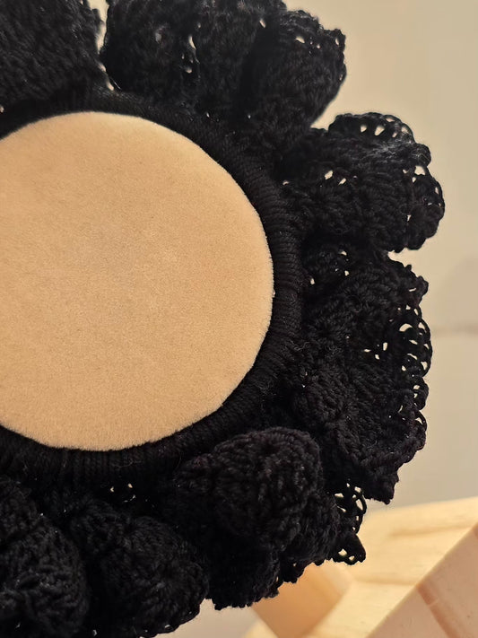 Détail du crochet sur gros chouchou noir