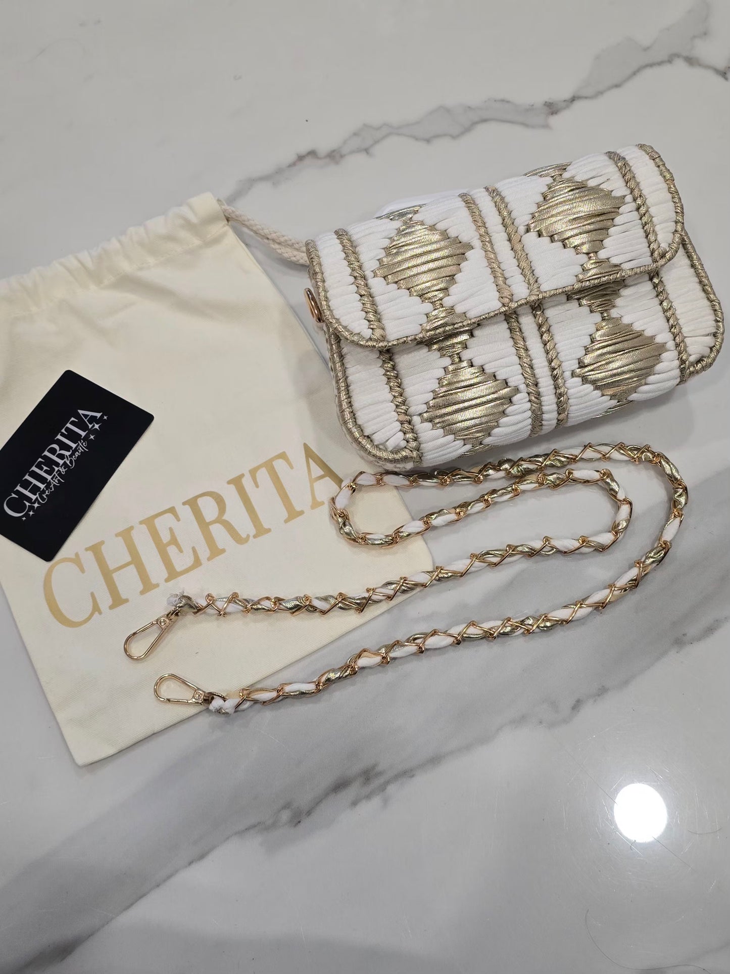 Détail du sac fait main blanc et doré CHERITA