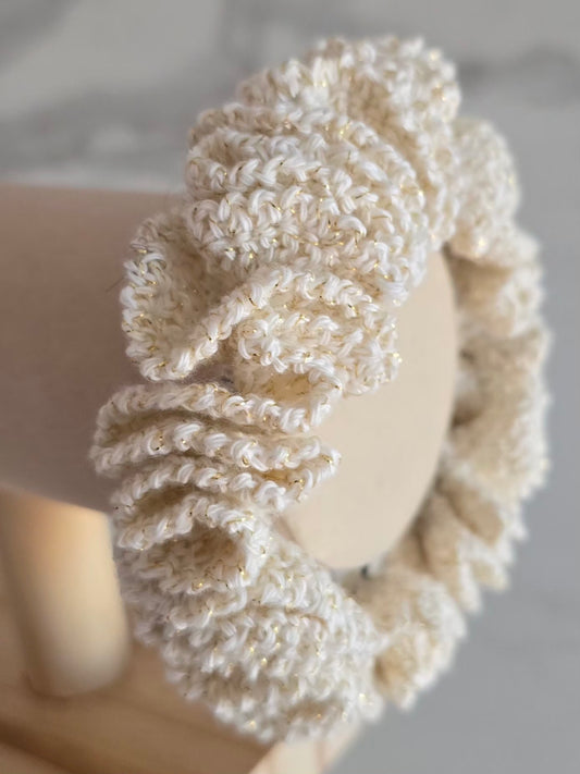 Grand chouchou beige avec fils dorés scintillants au crochet