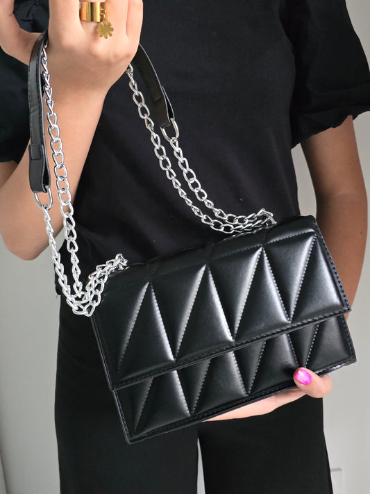 Sac bandoulière matelassé noir avec chaîne 