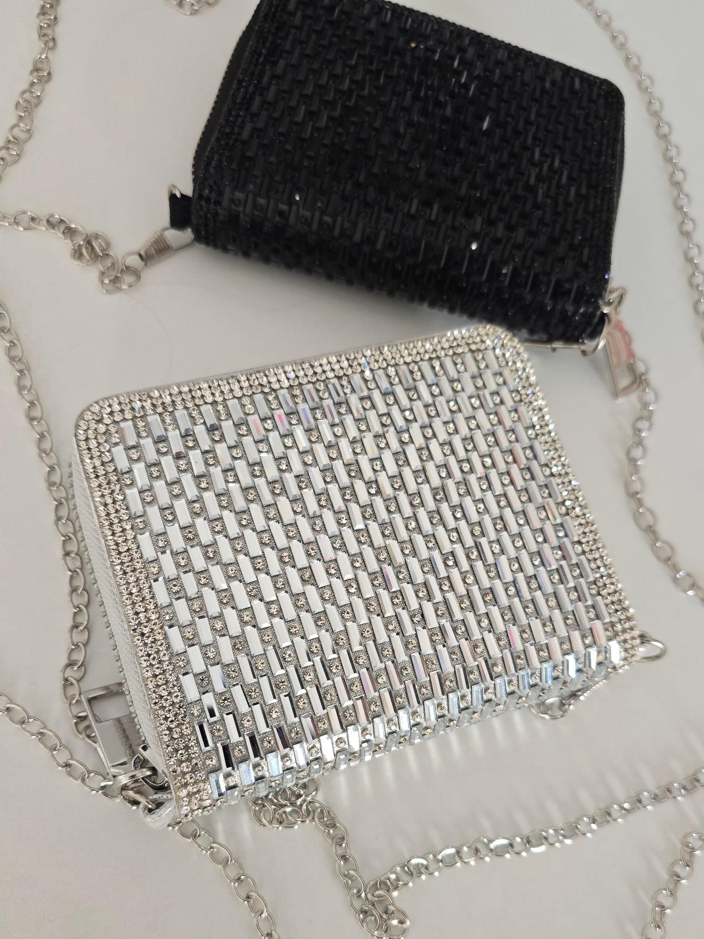Porte-monnaie argenté strass avec chaîne 