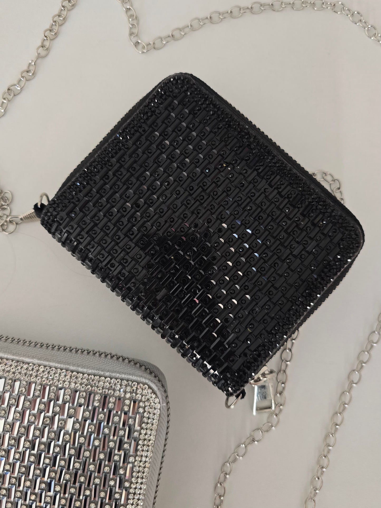 Porte-monnaie avec strass noir et chaîne argenté 