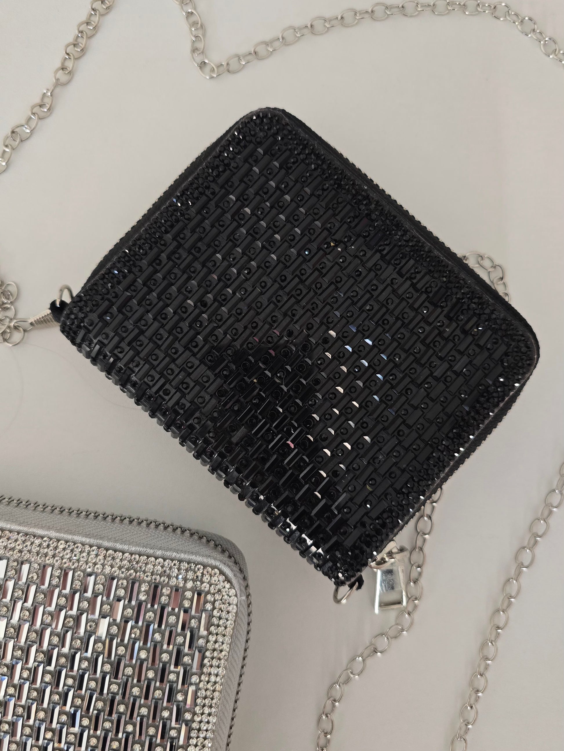 Porte-monnaie avec strass noir et chaîne argenté 
